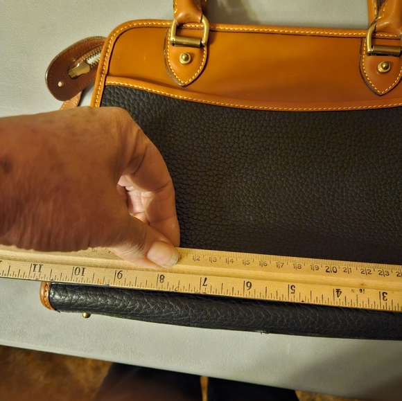 Dooney & Bourke black and tan shoulder bag - Picture 4 of 5
